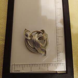 Vintage Lisner Silver Tone Ribbon Brooch Pin